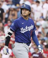 　フィリーズ戦の３回、二ゴロに倒れたドジャース・大谷＝フィラデルフィア（共同）