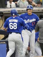 ラッシング（左）を迎えるドジャース・大谷翔平（提供・共同通信社）