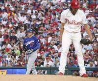 　フィリーズ戦の５回、申告敬遠で出塁したドジャース・大谷＝フィラデルフィア（共同）
