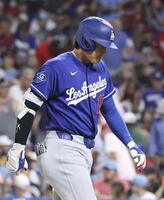 　フィリーズ戦の７回、遊ゴロ併殺打に倒れたドジャース・大谷＝フィラデルフィア（共同）