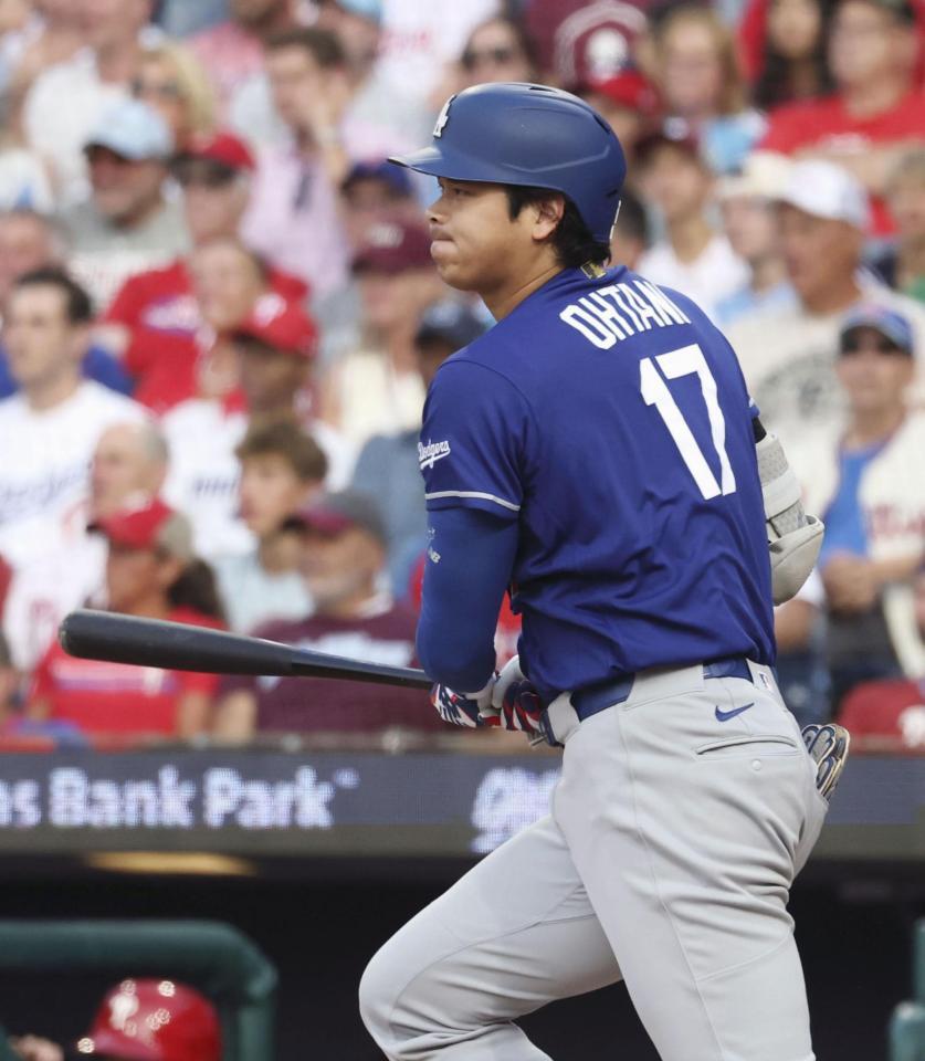 　フィリーズ戦の３回、二ゴロに倒れたドジャース・大谷＝フィラデルフィア（共同）
