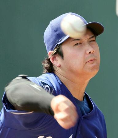　ブルペンで投球練習するドジャース・大谷（共同）