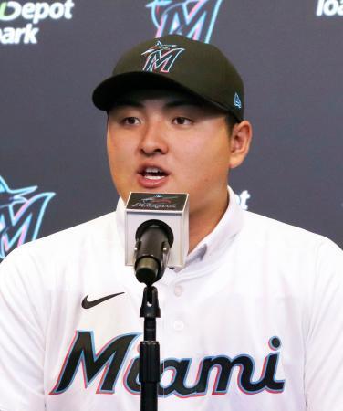 　米大リーグ、マーリンズの入団記者会見に臨む佐々木麟太郎＝２３日、マイアミ（共同）