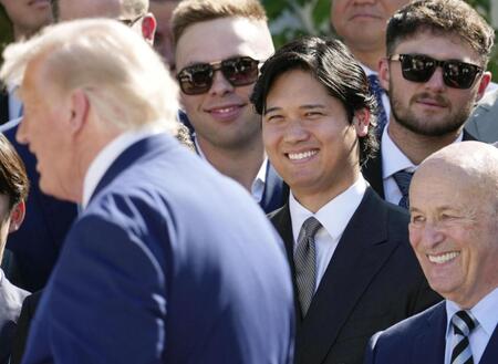 　ホワイトハウスにトランプ大統領（手前）を表敬訪問し、笑顔を見せる米大リーグ、ドジャースの大谷翔平（右から２人目）ら＝23日、ワシントン（ＡＰ＝共同）