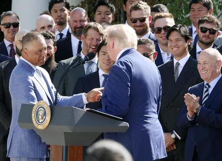 　ホワイトハウスにトランプ大統領（手前右）を表敬訪問した米大リーグ、ドジャースの大谷翔平（右から２人目）ら＝23日、ワシントン（ゲッティ＝共同）