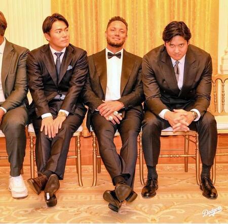 カメラを見つめる大谷と笑みを浮かべるロハス。左は山本（ロサンゼルス・ドジャース提供）