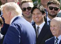 　ホワイトハウスにトランプ大統領（手前）を表敬訪問し、笑顔を見せる米大リーグ、ドジャースの大谷翔平（右から２人目）ら＝23日、ワシントン（ＡＰ＝共同）