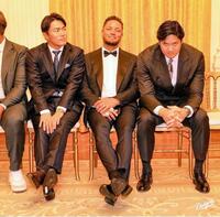 カメラを見つめる大谷と笑みを浮かべるロハス。左は山本（ロサンゼルス・ドジャース提供）