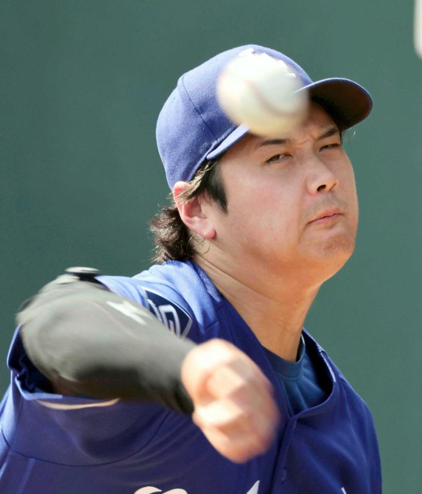 　ブルペンで投球練習するドジャース・大谷（共同）