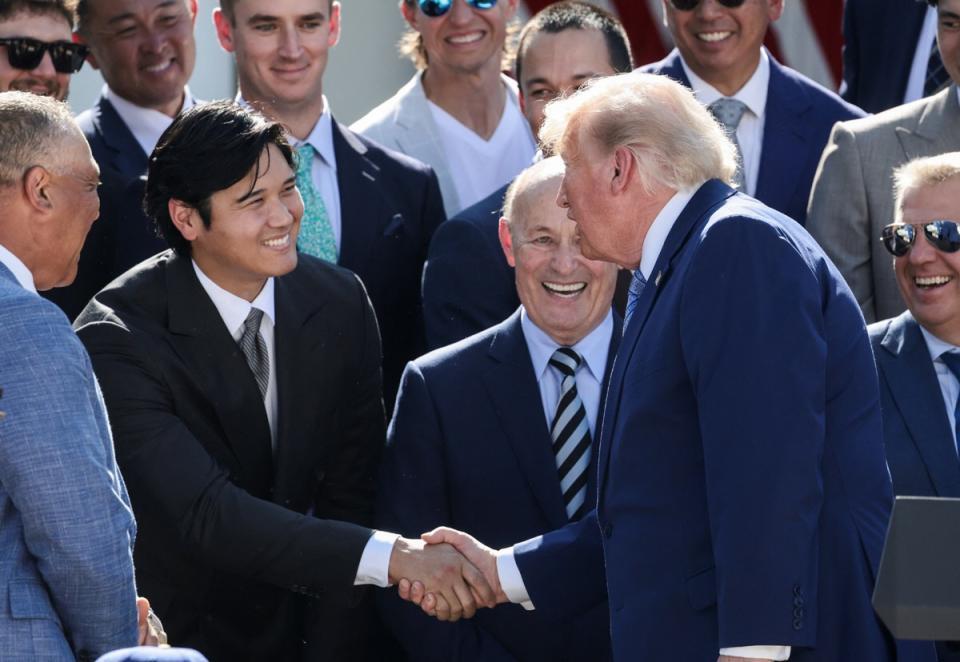 ホワイトハウスでトランプ米大統領と握手を交わす大谷翔平（写真提供・ロイター／アフロ）