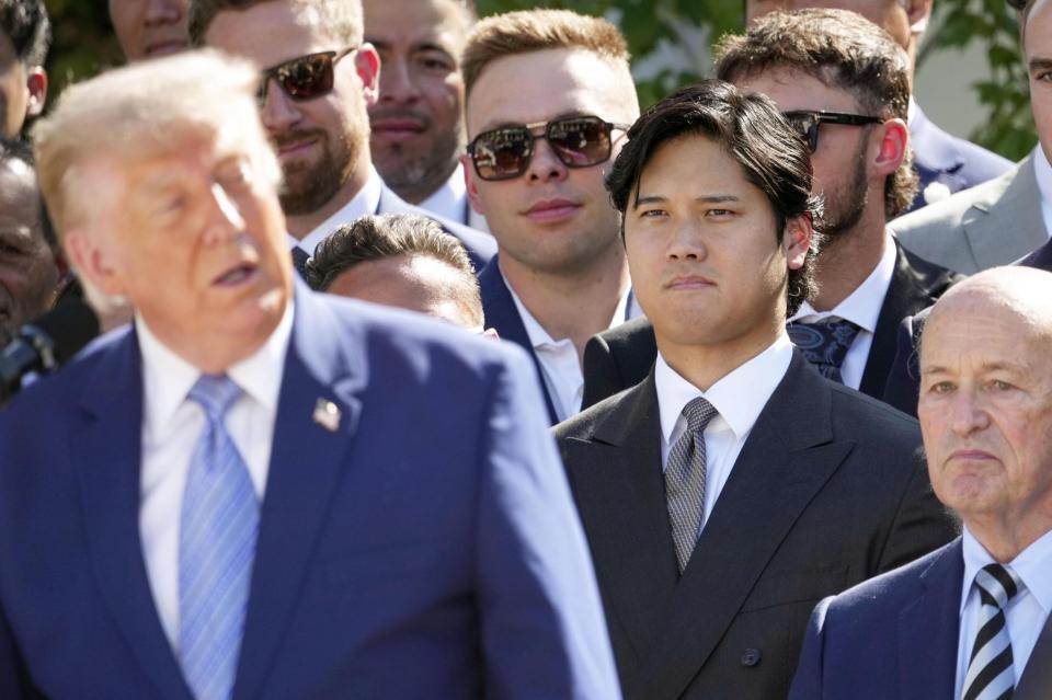 　ホワイトハウスにトランプ大統領（手前）を表敬訪問した米大リーグ、ドジャースの大谷翔平（右から２人目）ら＝23日、ワシントン（ＡＰ＝共同）