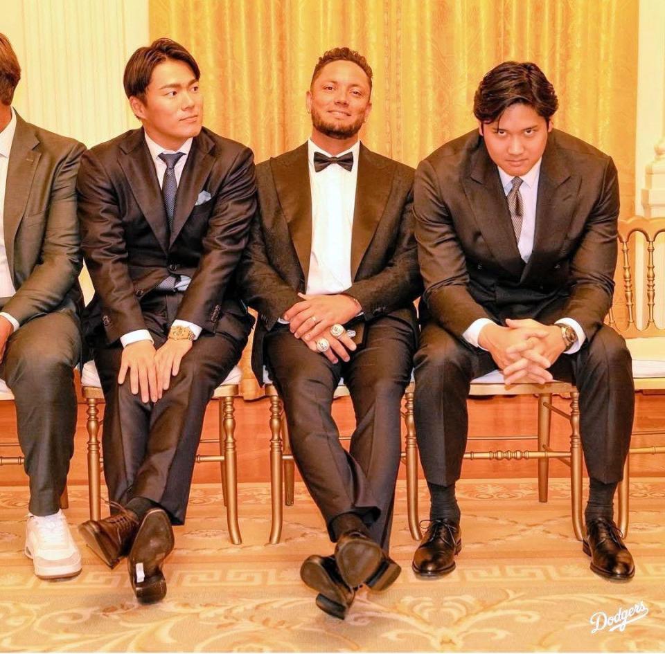 カメラを見つめる大谷と笑みを浮かべるロハス。左は山本（ロサンゼルス・ドジャース提供）