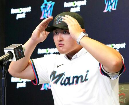 　マーリンズの入団会見に臨む佐々木麟（ＡＰ＝共同）