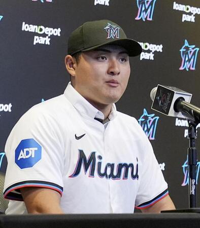 　米大リーグ、マーリンズの入団記者会見に臨む佐々木麟太郎（ＡＰ＝共同）