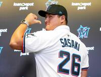 　マーリンズの入団会見でポーズをとる佐々木（ＡＰ＝共同）