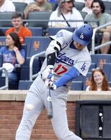 １回、右前打を放つドジャース・大谷（共同）