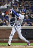 ７回、中犠飛を放つドジャース・大谷（共同）