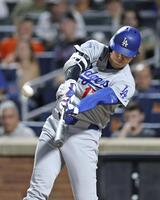 ７回、中犠飛を放つドジャース・大谷（共同）