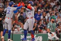 ７回、２３号３ランを放ち、チームメートとタッチを交わす岡本（中央）＝写真提供・ＡＰ／アフロ