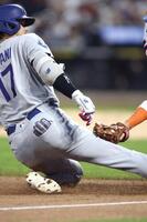 ５回、右翼線に二塁打を放ったドジャース・大谷。三塁に滑り込むがタッチアウトとなる（共同）