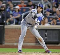 ５回、右翼線に二塁打を放つドジャース・大谷（共同）