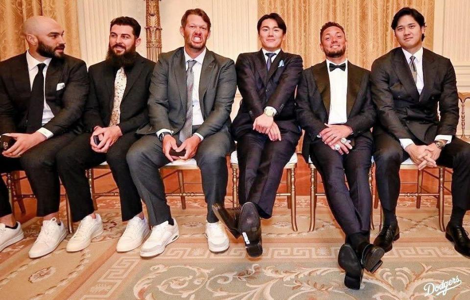ホワイトハウスの控え室で待つ大谷、山本ら（ロサンゼルス・ドジャース提供）