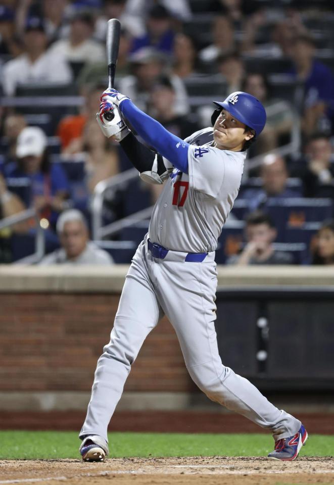 ７回、中犠飛を放つドジャース・大谷（共同）