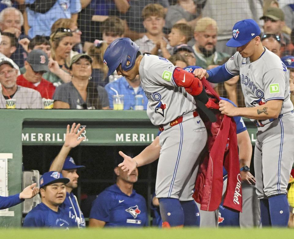 　米大リーグ、レッドソックス戦の７回、23号本塁打を放ちベンチで迎えられるブルージェイズの岡本和真（手前左）。日本勢のメジャー１年目最多を更新した＝24日、ボストン（ゲッティ＝共同）
