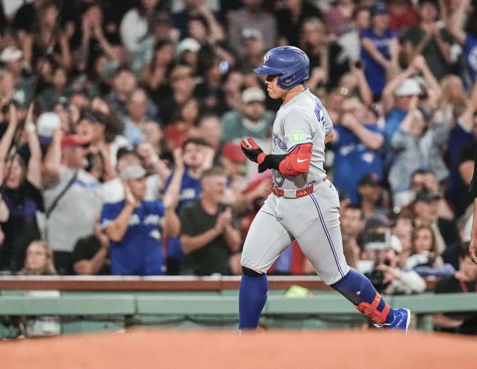 　レッドソックス戦の７回、23号３ランを放ち塁を回るブルージェイズ・岡本＝ボストン（ＡＰ＝共同）