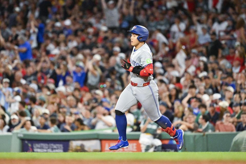 　米大リーグ、レッドソックス戦の７回、23号３ランを放ち塁を回るブルージェイズの岡本和真。日本勢のメジャー１年目最多を更新した＝24日、ボストン（ロイター＝共同）