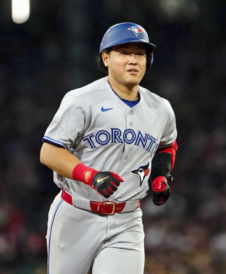 　米大リーグ、レッドソックス戦の７回、23号３ランを放ち塁を回るブルージェイズの岡本和真。日本勢のメジャー１年目最多を更新した＝24日、ボストン（ＭＬＢ提供・ゲッティ＝共同）
