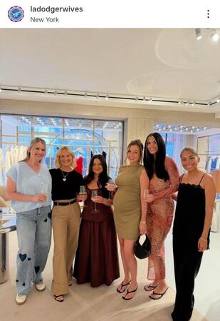 ドジャーワイブスのインスタグラム（ｌａｄｏｄｇｅｒｗｉｖｅｓ）より