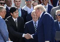 ホワイトハウスでトランプ米大統領と握手を交わす大谷翔平（写真提供・ロイター／アフロ）