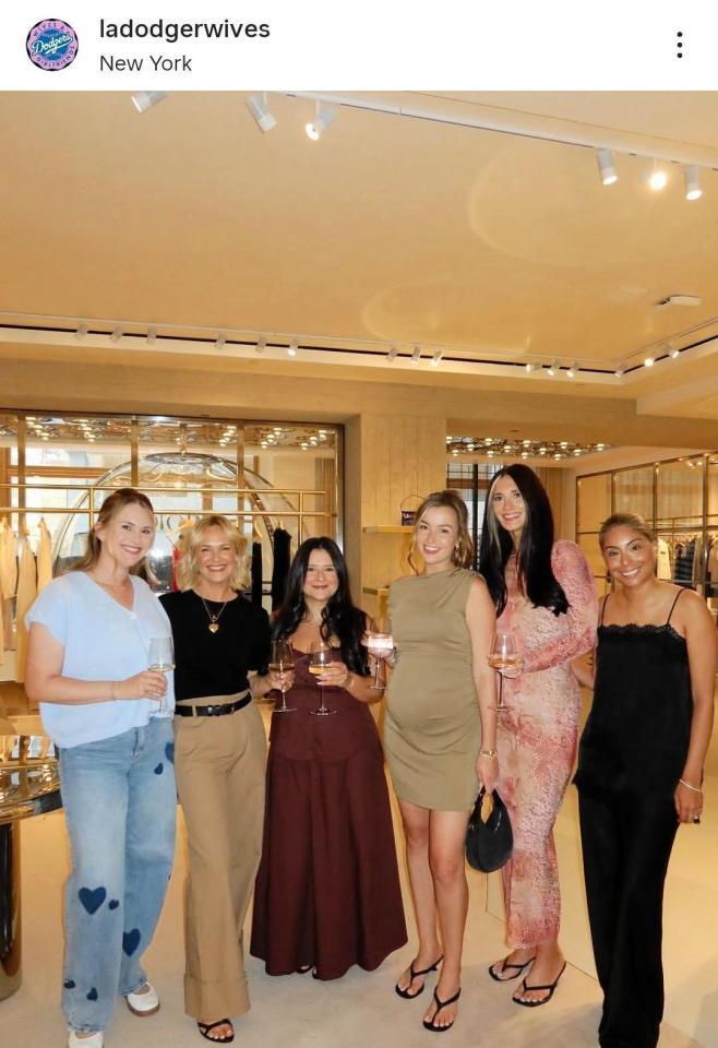 左端にケリー氏のアシュリー夫人。ドジャーワイブスのインスタグラム（ｌａｄｏｄｇｅｒｗｉｖｅｓ） 
