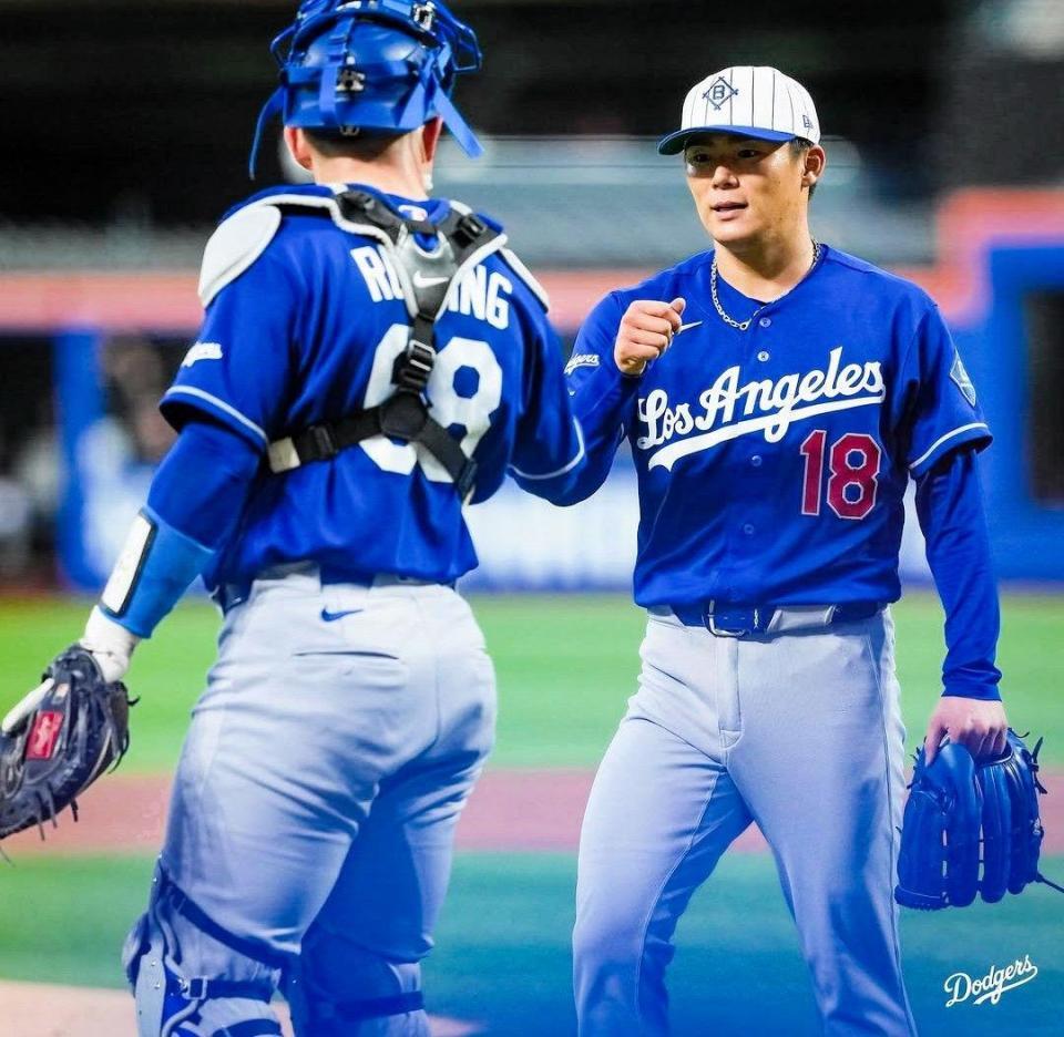 ６回１失点と好投し、ラッシングとタッチをかわす山本（ロサンゼルス・ドジャース提供）