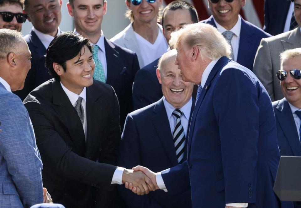 ホワイトハウスでトランプ米大統領と握手を交わす大谷翔平（写真提供・ロイター／アフロ）