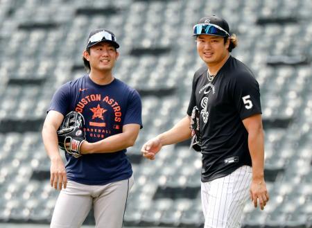 　試合前、言葉を交わすアストロズ・今井（左）とホワイトソックス・村上＝シカゴ（共同）