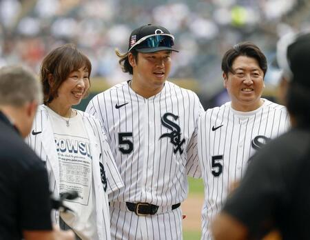 始球式を終えた両親と写真に納まる村上（中央）＝共同