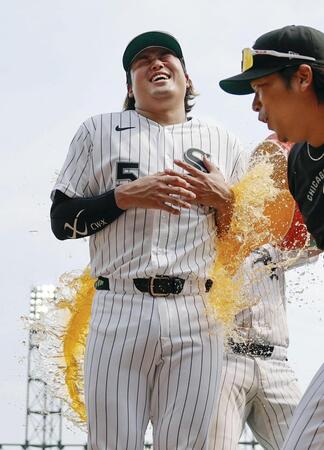 勝利し、試合後に手荒い祝福を受ける村上（共同）