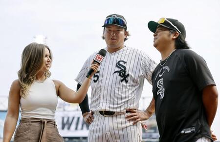 勝利し、インタビューに応じる村上（共同）