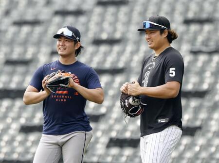 試合前、言葉を交わす今井（左）と村上（共同）