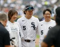 始球式を終えた両親と写真に納まる村上（中央）＝共同
