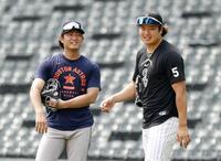 試合前、言葉を交わす今井（左）と村上（共同）