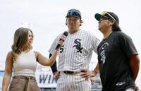 勝利し、インタビューに応じる村上（共同）
