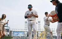 勝利し、試合後に手荒い祝福を受けた村上（共同）