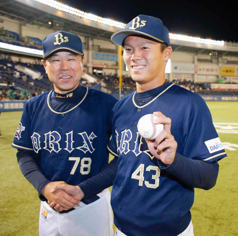 　プロ初勝利を挙げ、ウイニングボールを手にする山本＝２０１７年８月３１日