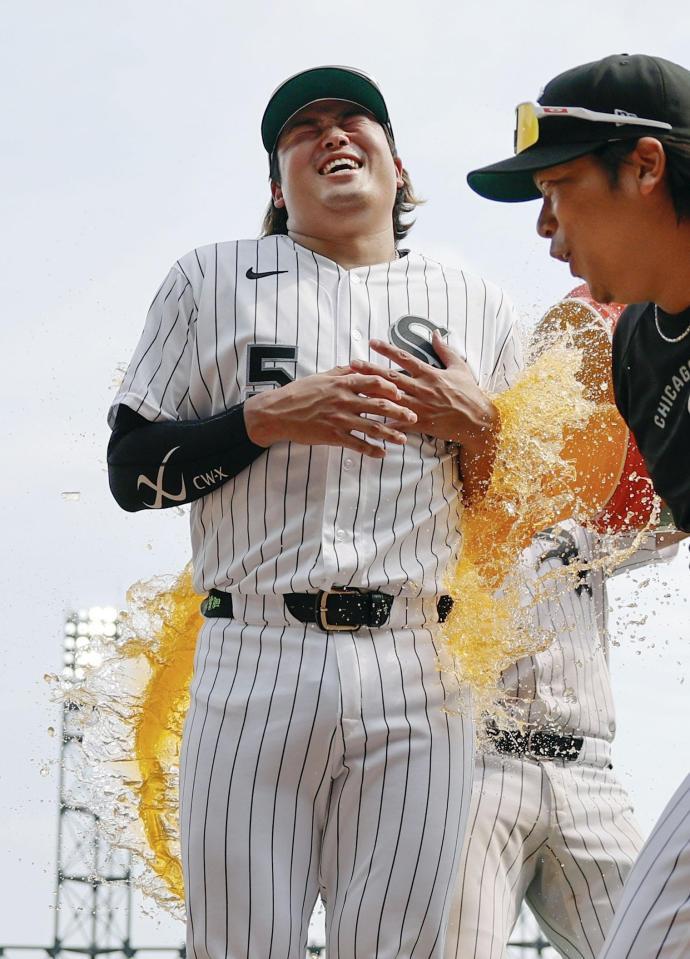 勝利し、試合後に手荒い祝福を受ける村上（共同）