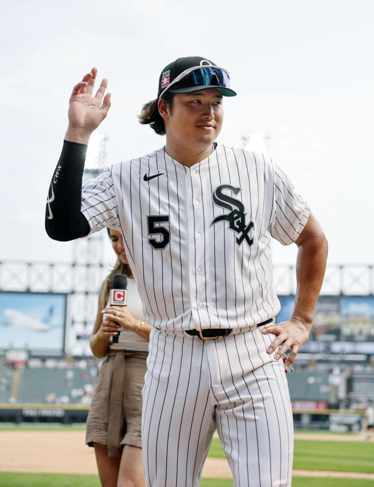 勝利し、引き揚げる村上（共同）