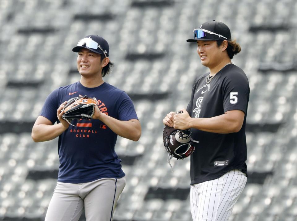 試合前、言葉を交わす今井（左）と村上（共同）