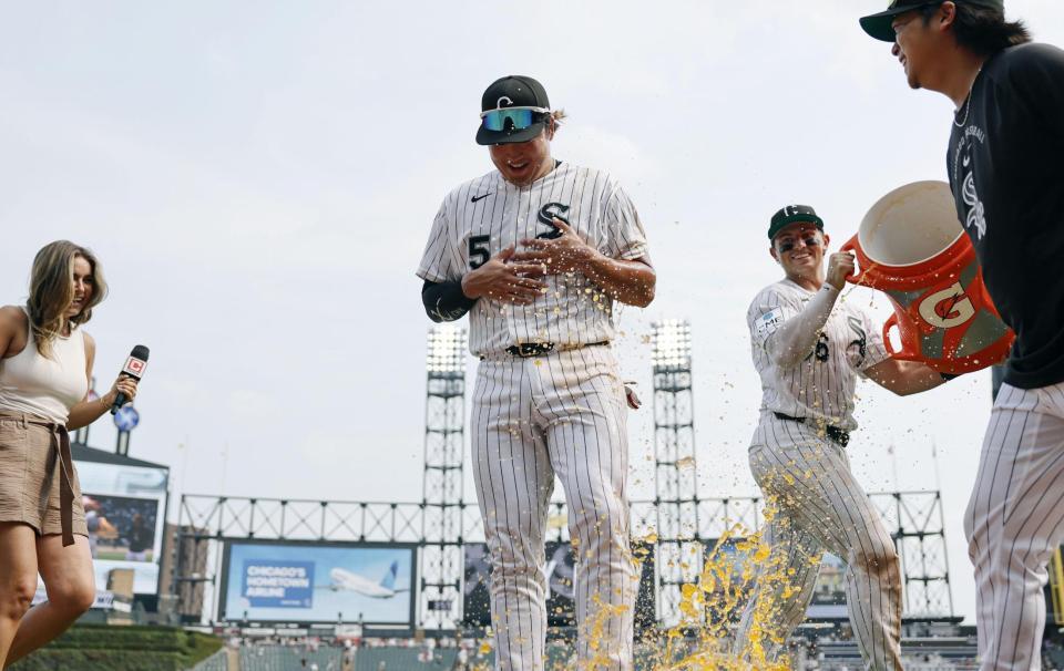 勝利し、試合後に手荒い祝福を受けた村上（共同）